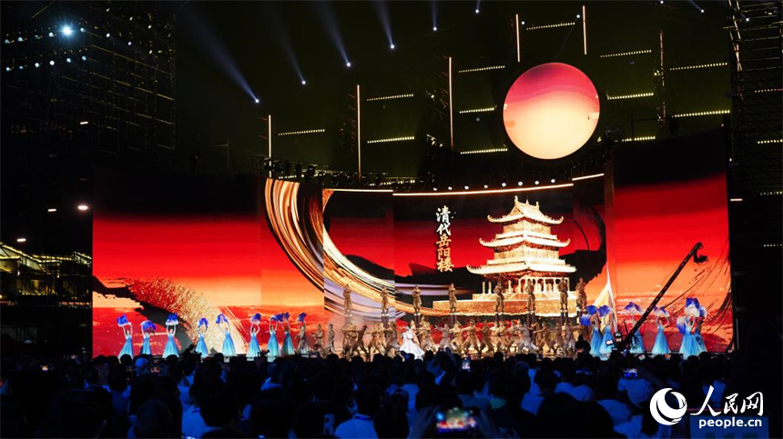 融合虛擬技術(shù)與大屏幕視覺呈現(xiàn)不同朝代的岳陽樓。人民網(wǎng)記者 吳茜薇攝