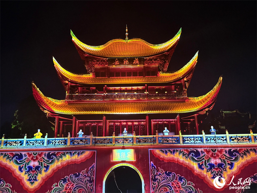 光影點亮岳陽樓。人民網(wǎng)記者 吳茜薇攝