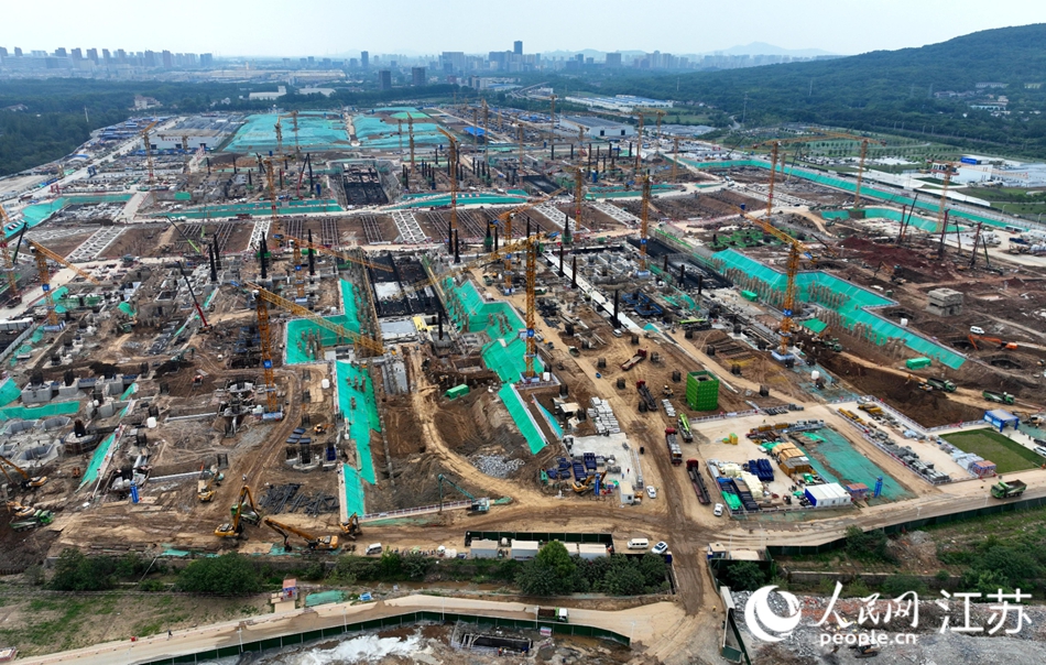 南京北站施工場景。人民網(wǎng) 張瀚天攝