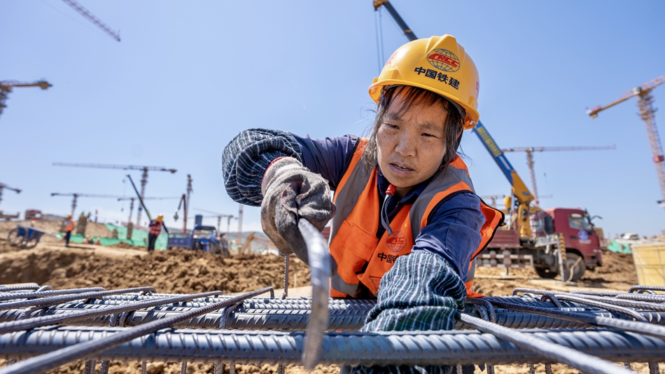 施工工人正在進行鋼筋綁扎。中鐵建設集團南京北站項目部供圖
