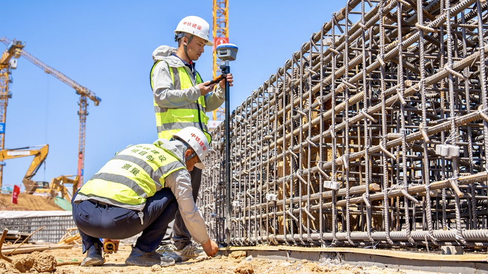 測量人員正在進行地鐵混凝土支撐定位復核。中鐵建設集團南京北站項目部供圖