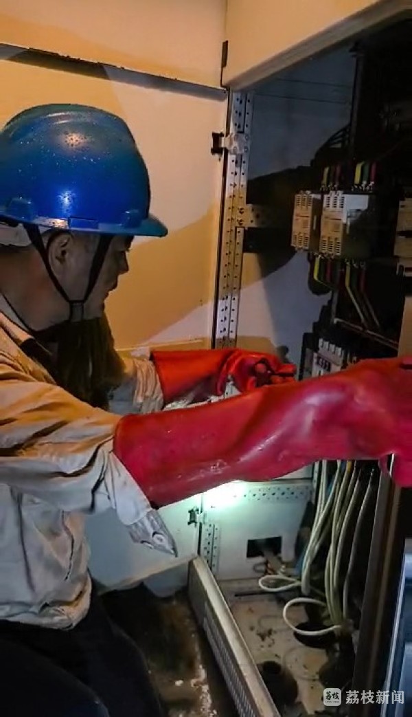 （電力維修人員檢查配電房設(shè)備）