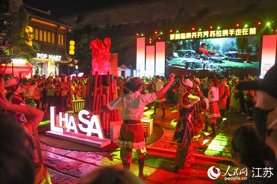 篝火晚會(huì)現(xiàn)場，市民游客與拉薩舞者共跳鍋莊舞。人民網(wǎng) 李昱辰攝
