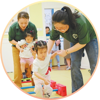 　　江蘇宜興市小馬快跑成長(zhǎng)中心內(nèi)，老師帶小朋友開展活動(dòng)。翟霄帆攝