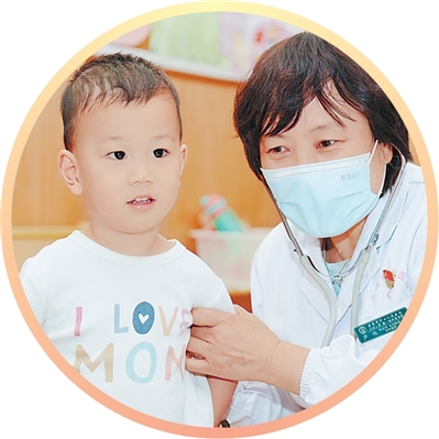 湖北宜昌市中心人民醫(yī)院醫(yī)生給宜心天使托育中心的幼兒體檢。 成瑩攝