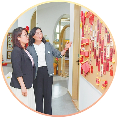 寧夏銀川景博學(xué)校工會(huì)主席田麗萍（左）在方角石早托中心了解情況。受訪者供圖