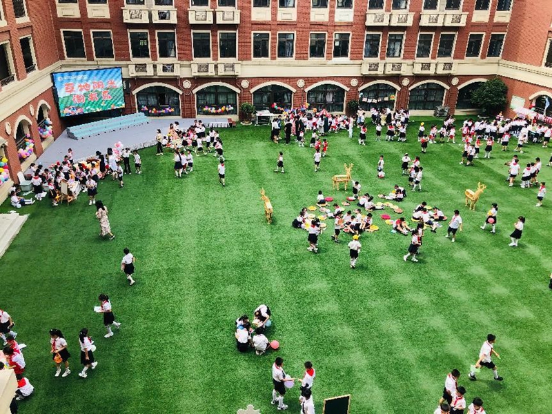 雨花開發(fā)區(qū)實驗小學學生在“草地教室”活動。學校供圖