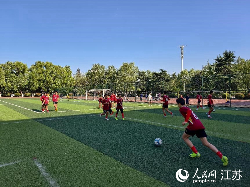 雨花臺(tái)初級(jí)中學(xué)的同學(xué)們?cè)谧闱驁?chǎng)訓(xùn)練。人民網(wǎng)記者 馬曉波攝