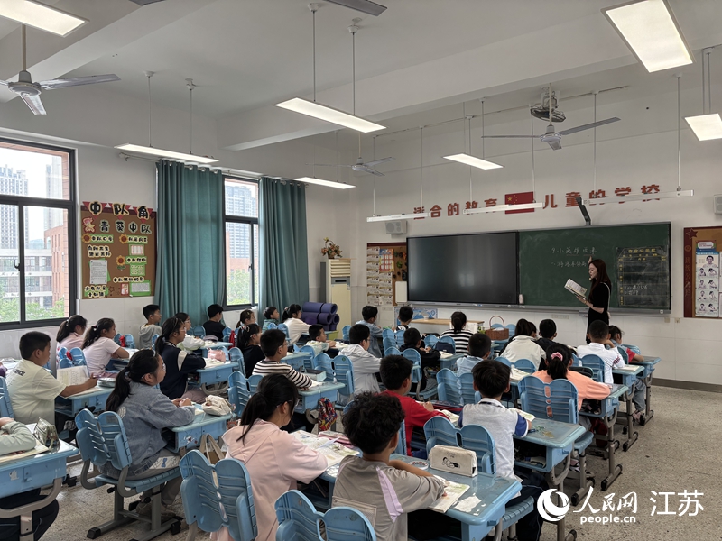“教室無電子屏日”，南京外國語學校河西初級中學第一附屬小學教師不使用電子屏教學。人民網(wǎng)記者 張妍攝