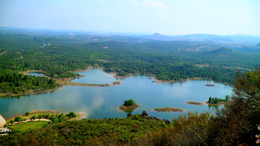 石林長湖。石林風景名勝區(qū)管理局供圖