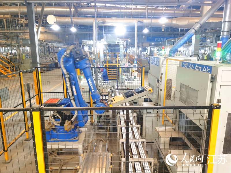 江蘇海寶電池科技有限公司智能化生產(chǎn)線。人民網(wǎng)記者 王繼亮攝