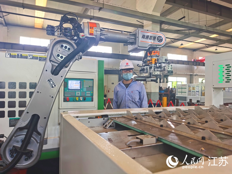 江蘇如通石油機(jī)械股份有限公司金工二車間機(jī)械手操作場景。人民網(wǎng)記者 王繼亮攝