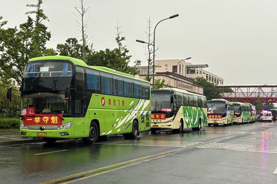 送考車輛貼上祝福標(biāo)語。高淳區(qū)委宣傳部供圖