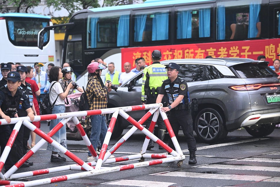 警方維持秩序，保障通行。劉列攝