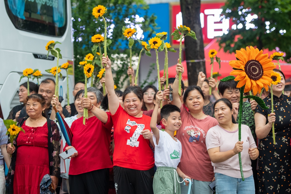 送考隊(duì)伍手舉向日葵祝福考生“一舉奪魁”。馬睿群攝