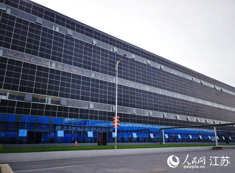 金虹鋼鐵集團(tuán)建筑群被數(shù)萬塊藍(lán)色光伏板包裹。人民網(wǎng) 張瀚天攝