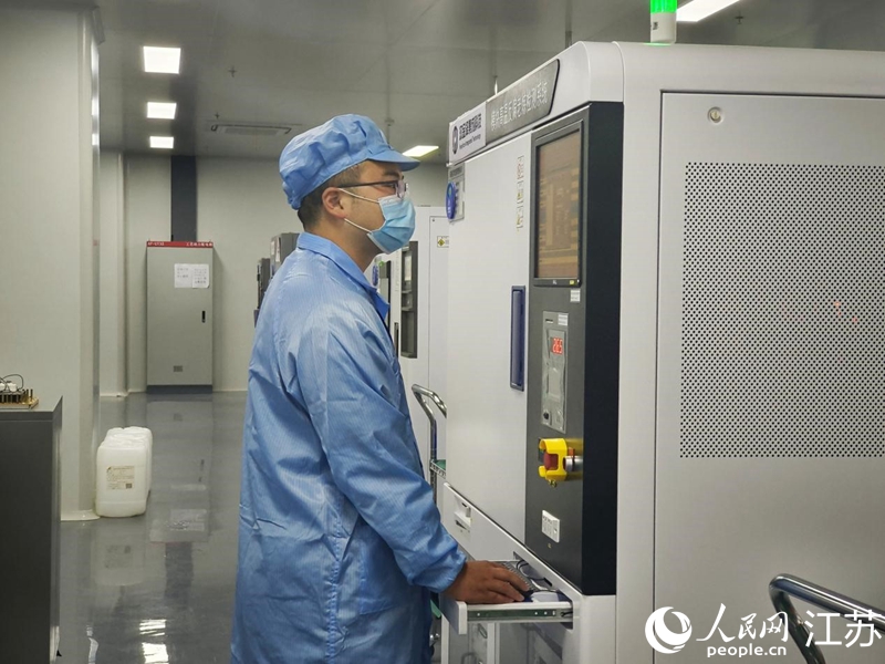 漢金澤集成科技工作人員操作智能生產(chǎn)線。人民網(wǎng) 張瀚天攝