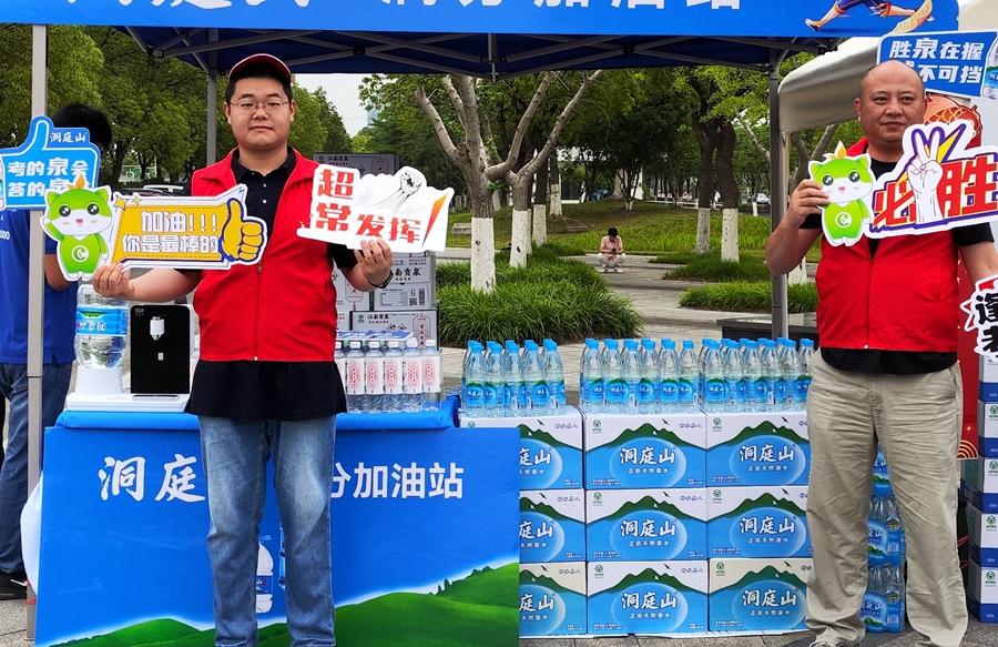 志愿者們在考點外搭建起愛心服務站。張祖權攝