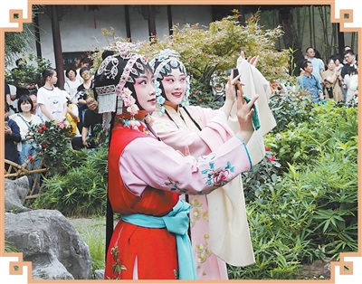 蘇州留園，演員表演實景版昆曲《游園》。王建中攝（影像中國）