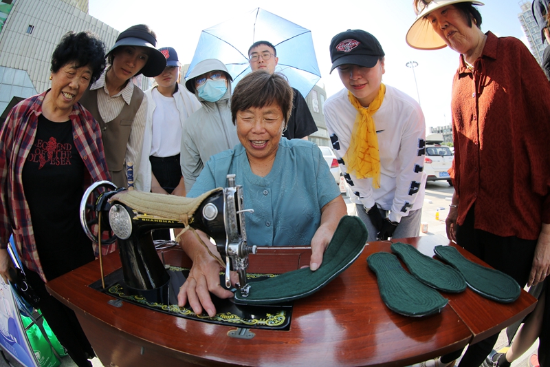 愛心店鋪為居民提供“小修小補”便民服務(wù)。朱華南攝
