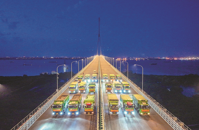 6月16日，常泰長江大橋跨江公鐵合建段主橋橋梁荷載試驗現(xiàn)場。張筠 攝