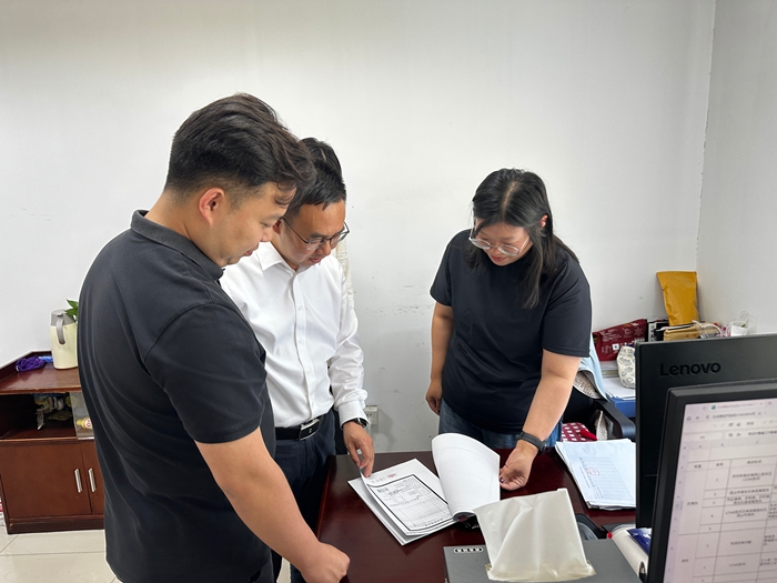 金明華（左二）開展“換位跑一次”。昆山市委組織部供圖