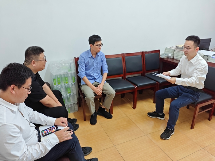 陳俊杰(右一)進(jìn)行“換位跑一次”體驗(yàn)。昆山市委組織部供圖