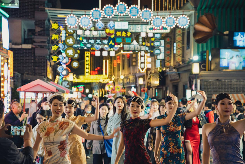 民主路老街上的演出。海州區(qū)委宣傳部供圖