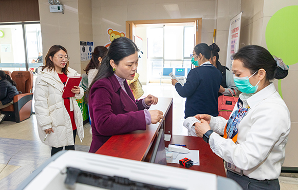 昆山市衛(wèi)健委副主任陸妹娟體驗患者就醫(yī)流程