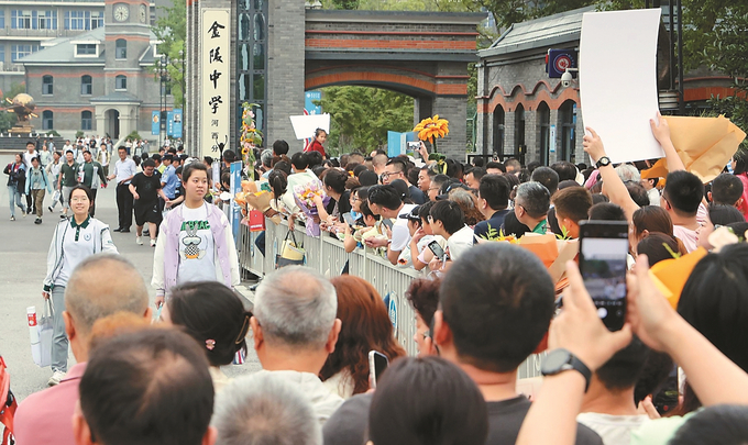 昨日，在南京金陵中學(xué)河西分?？键c(diǎn)，眾多中考考生結(jié)束最后一門考試，從考場(chǎng)內(nèi)走出。 宋寧 攝
