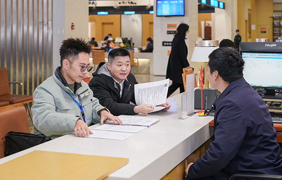 昆山高新區(qū)經(jīng)濟發(fā)展局局長朱振剛體驗企業(yè)辦事流程