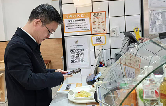 昆山市民政局局長王晗體驗老年人就餐流程