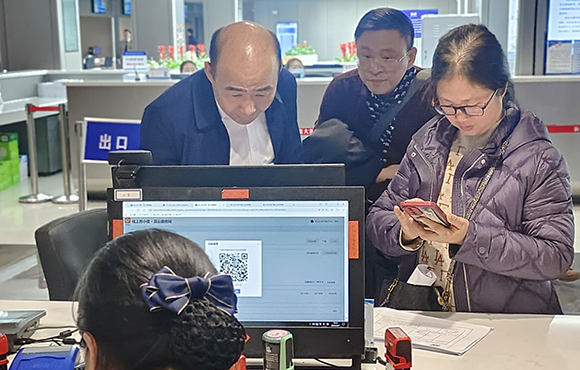 昆山市自然資源和規(guī)劃局局長時永剛體驗不動產(chǎn)轉(zhuǎn)移登記業(yè)務