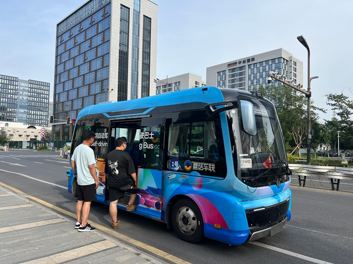 乘客登上自動駕駛接駁小巴。史寧攝