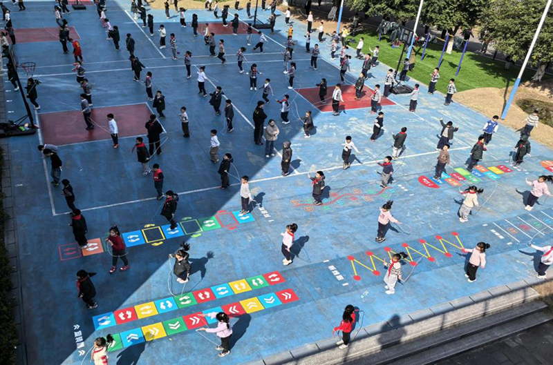 重慶兩江新區(qū)童心青禾小學(xué)的學(xué)生們參加大課間體育活動。秦波攝