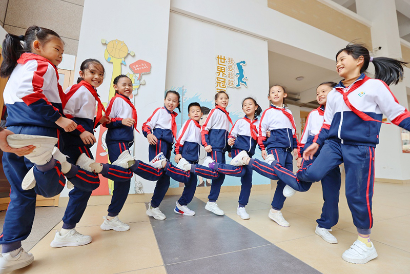 福建泉州市晉光小學(xué)的學(xué)生們在課間開展活動。學(xué)校供圖