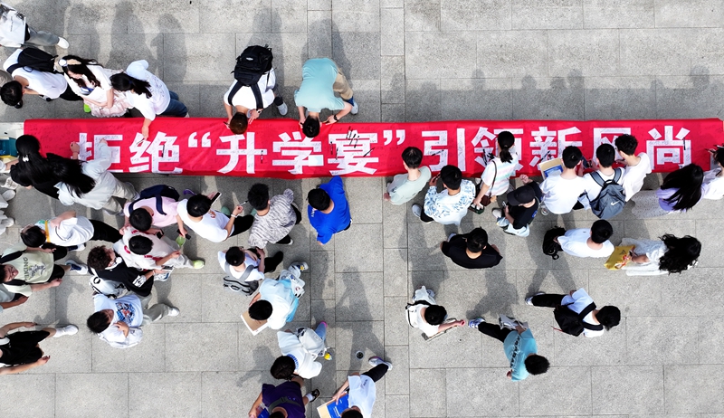 學(xué)生在倡議橫幅上簽字。丁華明攝