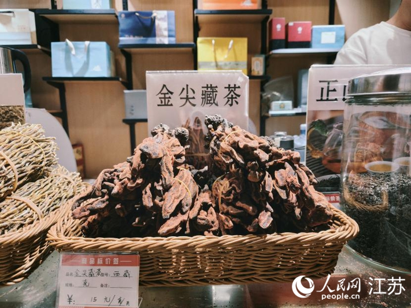 涉事店鋪售賣的“金尖藏茶”。 人民網(wǎng) 鞠峰攝