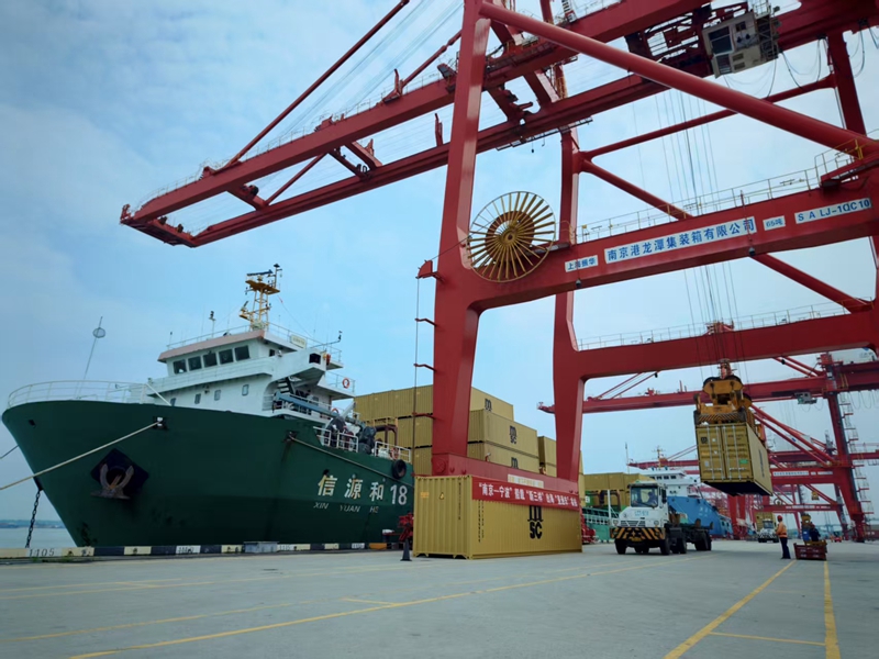 “信源和18”輪正在裝載“新三樣”集裝箱貨物。南京海事局供圖
