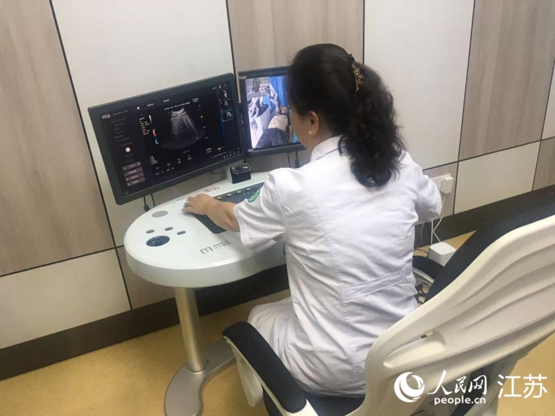 克州人民醫(yī)院醫(yī)生正在進(jìn)行遠(yuǎn)程醫(yī)療。人民網(wǎng) 俞楊攝