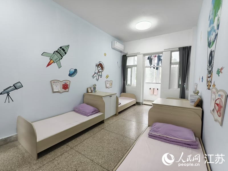 桂五鎮(zhèn)中心小學(xué)為學(xué)生宿舍精心設(shè)計(jì)了各類主題。人民網(wǎng)記者 馬曉波攝