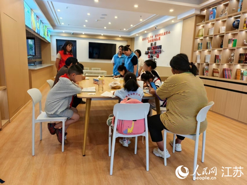 盱眙推出的“4點(diǎn)半課堂”，解決了部分“山娃”放學(xué)后“監(jiān)管真空”問(wèn)題。人民網(wǎng)記者 馬曉波攝