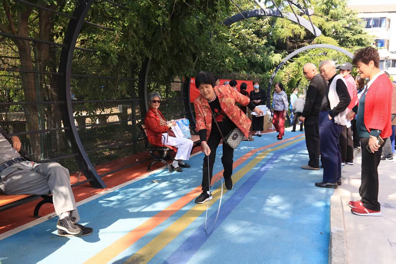 居民在彩虹步道上休閑娛樂。杜婷攝
