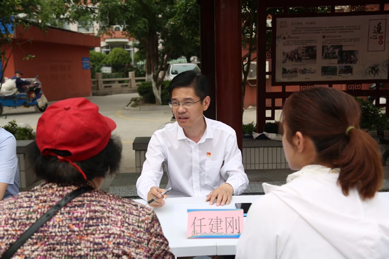 人大代表面對面傾聽群眾意見。杜婷攝