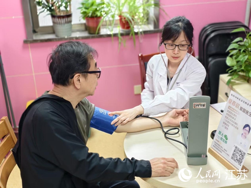 夏亦欣醫(yī)生為申進(jìn)測血壓。人民網(wǎng)記者 馬曉波攝