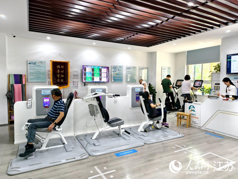 南京棲霞區(qū)邁皋橋社區(qū)衛(wèi)生服務(wù)中心，運(yùn)動(dòng)處方師通過智能設(shè)備為居民測算代謝率，并開具運(yùn)動(dòng)處方。人民網(wǎng)記者 馬曉波攝