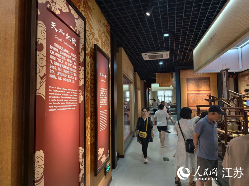 市民游客參觀南京云錦博物館。人民網(wǎng)記者 馬曉波攝