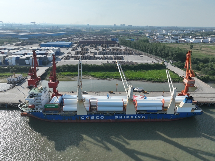 風(fēng)電設(shè)備在揚(yáng)州港整裝待發(fā)。揚(yáng)州海事局供圖