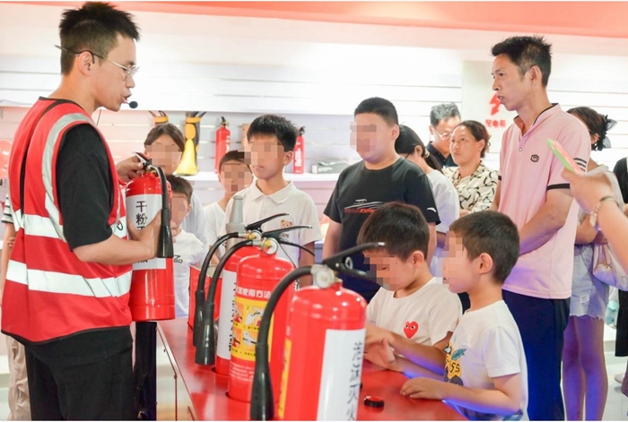 江蘇泰興150名困境兒童同上暑期安全課