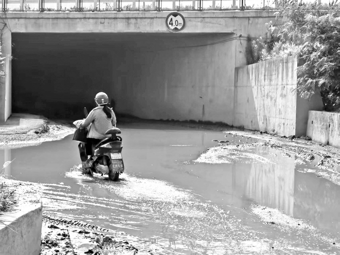 一位市民正騎電動車小心翼翼經(jīng)過。